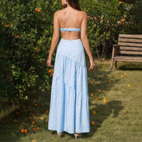 Robe longue en satin fluide à volants, style gâteau, sans bretelles, avec ruban torsadé à la taille, motif floral frais, idéale pour les vacances