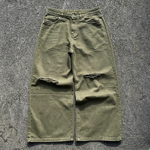 Pantalon décontracté pour homme, couleur olive, coupe large, avec trous déchirés, tissu tissé uni - Product Image 1