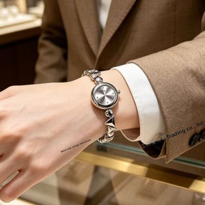 2026 Trendige Mini Gold Damenuhr Retro Einfaches Rundes Zifferblatt Premium-Qualität Geometrische Quarz-Armbanduhr - Product Image 4