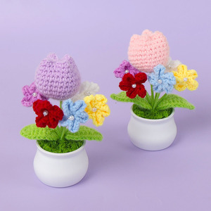 Bouquet de fleurs de myosotis tricotées à la main en pot, centre de table décoratif pour la maison, le bureau, la voiture, le bureau de travail, cadeau - Product Image 4