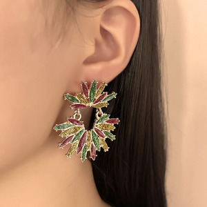Pendientes de Cristal con Forma de Flor Navideña, Chapados en Oro, para Mujer, Joyería de Fiesta, Pendientes Colgantes Bonitos y Modernos - Product Image 3