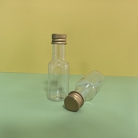 Label kustom 30ml 1oz Mini kosong bulat semangat minuman keras botol kecil Wine Shot botol PET dengan tutup logam