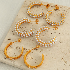 Pendientes de aro en forma de C, oro, imitación de perlas, engaste de bisel con diamantes de imitación, tachuelas de acero inoxidable para mujer, joyería de fiesta - Product Image 1