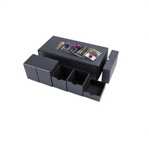 Boîte de rangement pour jeux de cartes en cuir PU avec séparateurs pour cartes à collectionner et dés, organisateur portable, coins carrés, impression couleur intégrale - Product Image 1