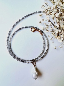 Collier ras du cou vintage élégant avec perles baroques d'eau douce blanches et cristaux facettés, réglable 16 pouces, plaqué or/argent - Product Image 2