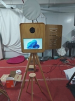 Cabina de Fotos Portátil con Pantalla Táctil de 15.6 Pulgadas, Cabina de Fotos DSLR de Madera con Forma Cuadrada para Fiestas y Eventos