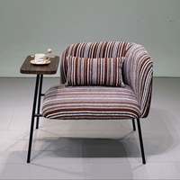 Fauteuil simple moderne et minimaliste en tissu rembourré avec table d'appoint, idéal pour chambre et appartement