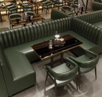 Ensemble de mobilier de bar de luxe industriel avec sièges incurvés brun foncé, canapés et tables à plateau en pierre, adapté aux bars