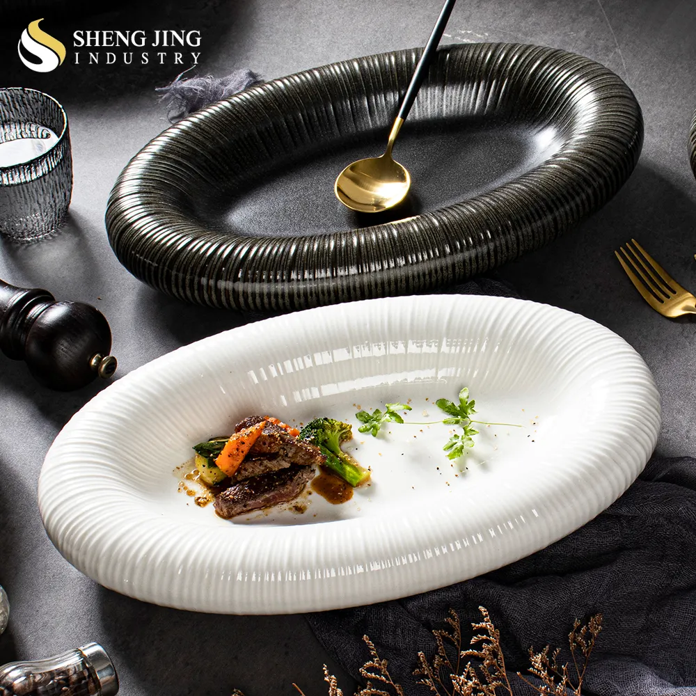 Shengjing New Matte Streifen-Design oval Keramik Fisch-Dish & Teller schwarz & weiß Porzellan Restaurant-Geschirr tiefer Serviertablett