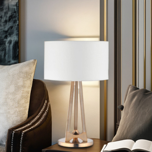 Nouvelle lampe de bureau de luxe en fer finition laiton mat, grande taille, avec abat-jour en tissu blanc pour l'éclairage intérieur des hôtels - Product Image 4
