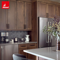 Ensemble d'armoires de cuisine en bois laminé teinté style Shaker bicolore Alland, design personnalisé