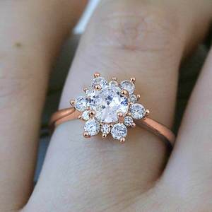 Anello da Donna con Zirconi a Forma di Fiocco di Neve, Elegante e Versatile per Uso Quotidiano e Feste, Gioiello da Dito Impilabile, Regalo - Product Image 6