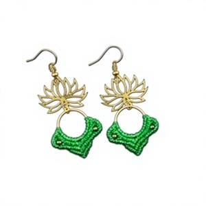 Boucles d'oreilles en macramé faites à la main, motif lotus, style bohème, vertes, pendantes, bijoux ethniques floraux, boucles d'oreilles artisanales, cadeau pour femme - Product Image 1