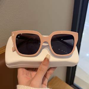 Lunettes de soleil de luxe de haute qualité, pas chères, UV400, avec logo personnalisé, monture carrée large en vert/rose, verres en PC - Product Image 4