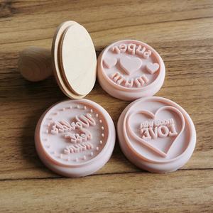 Tampon à biscuits en silicone 3 pièces avec manche en bois Tampons à biscuits en silicone pour Noël Pâques Halloween Thanksgiving-pour la décoration de biscuits - Product Image 6