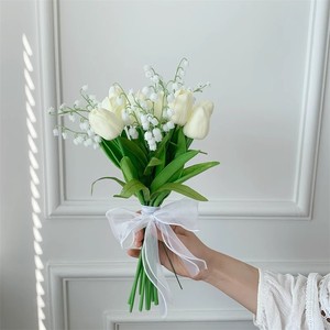 Bouquet de tulipes blanches artificielles et de lys de la vallée en soie, accessoires de mariage, style romantique et rêveur - Product Image 4