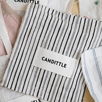 Sachet parfumé carré en coton fait main avec boucle de suspension pour désodoriser la voiture et le placard