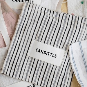 Sachet parfumé carré en coton fait main avec boucle de suspension pour désodoriser la voiture et le placard - Product Image 2