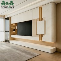 Meuble TV mural moderne et minimaliste crème avec pilier incurvé, socle en marbre, étagères en chêne, vitrine en verre à cadre noir