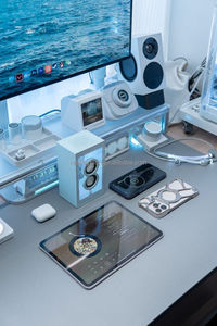 Haut-parleur transparent avec lumières RVB basses basses mini haut-parleur Bluetooth sans fil de haute qualité - Product Image 3