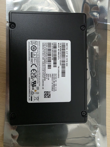قرص تخزين صلب للمؤسسات بسعة 30.72 تيرابايت U2 NVMe PCIe Gen4 طراز MZWMO30THCLF-00AW7 سلسلة BM1743 عالي السعة - Product Image 1