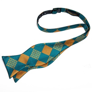 Papillon da Uomo in Seta con Motivo a Quadri Ciano e Oro, Design Personalizzato OEM ODM, Vendita all'Ingrosso con Ricamo Jacquard - Product Image 3