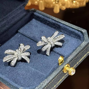 Orecchini a perno con fiocco simmetrico da donna, design dolce e femminile, accessori per l'orecchio da indossare tutti i giorni - Product Image 1