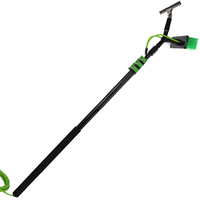 Brosse de nettoyage de gouttière à long manche alimentée en eau pour déboucher les gouttières de toit obstruées par des feuilles