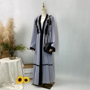 Abaya grise Modesty de Chaomengfashion pour femmes musulmanes, en tissu Nida, kaftan ouvert avec application florale sur la poitrine - Product Image 2