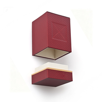 Boîte d'emballage rigide en papier texturé rouge de luxe avec accent de bordure dorée pour cosmétiques et parfums