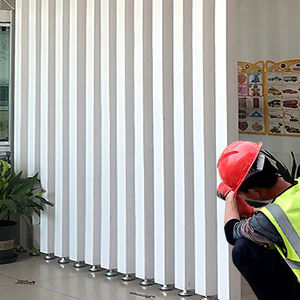 Partición <span class=keywords><strong>de</strong></span> tubo <span class=keywords><strong>de</strong></span> <span class=keywords><strong>aluminio</strong></span> vertical blanca Divisor <span class=keywords><strong>de</strong></span> espacio <span class=keywords><strong>de</strong></span> <span class=keywords><strong>aluminio</strong></span> montado en el piso <span class=keywords><strong>para</strong></span> decoración <span class=keywords><strong>de</strong></span> paredes interiores - Product Image 1