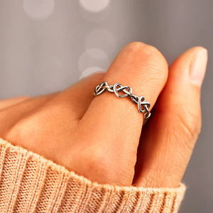 Anello a Forma di Cuore con Linee Incrociate, Design Minimalista ed Elegante, Gioiello da Donna per Uso Quotidiano - Product Image 6