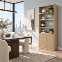 Meuble à vin avec portes en cannage tressé, étagères ouvertes en bois naturel et rangement de présentation, autoportant pour salle à manger ou bar