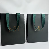 Sacs à provisions vert foncé de luxe personnalisés avec logo "MH" en feuille d'or et poignées en ruban vert émeraude profond de haute qualité