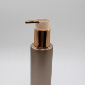 2025 Bouteille de lotion en plastique personnalisée avec fonctions de réapprovisionnement en eau et d'hydratation équipée d'une pompe à lotion - Product Image 2