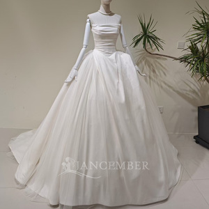 Vestido de Novia Clásico Moderno LY146 con Cuello Barco, Volantes, Color Marfil, con Encaje, Flores de Cristal y Cola Larga Tipo Capilla - Product Image 1