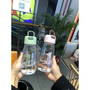 Botella de agua portátil de 500 ml, libre de BPA, con asa incorporada, para estudiantes, senderismo, regreso a clases, diseño minimalista, de plástico. - Product Image 1