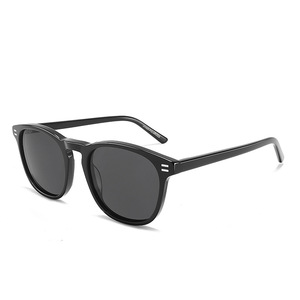 Gafas de Sol Acrílicas Unisex con Marco Ovalado Negro, Polarizadas UV400, para Conducir, Viajar y Complementar Atuendos de Moda - Product Image 5
