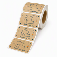 Boîte d'expédition en carton ondulé avec étiquette personnalisée en papier kraft imprimé, design sur mesure, extrémité enroulable, pour emballage de colis.