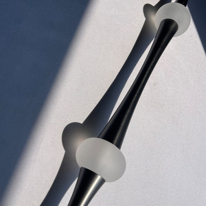 โคมไฟระย้าสไตล์นอร์ดิกแบบมินิมอลทันสมัยสำหรับห้องนอน บันได บาร์ เคาน์เตอร์ ใช้ไฟ AC โคมไฟตั้งโต๊ะข้างเตียงแบบดีไซน์เนอร์ - Product Image 3