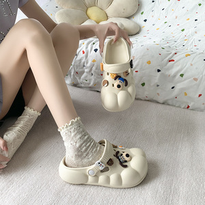 Sabots pour femmes, sandales d'été respirantes et tendance, confortables et mignonnes avec design ajouré, semelle de 3-5 cm - Product Image 1