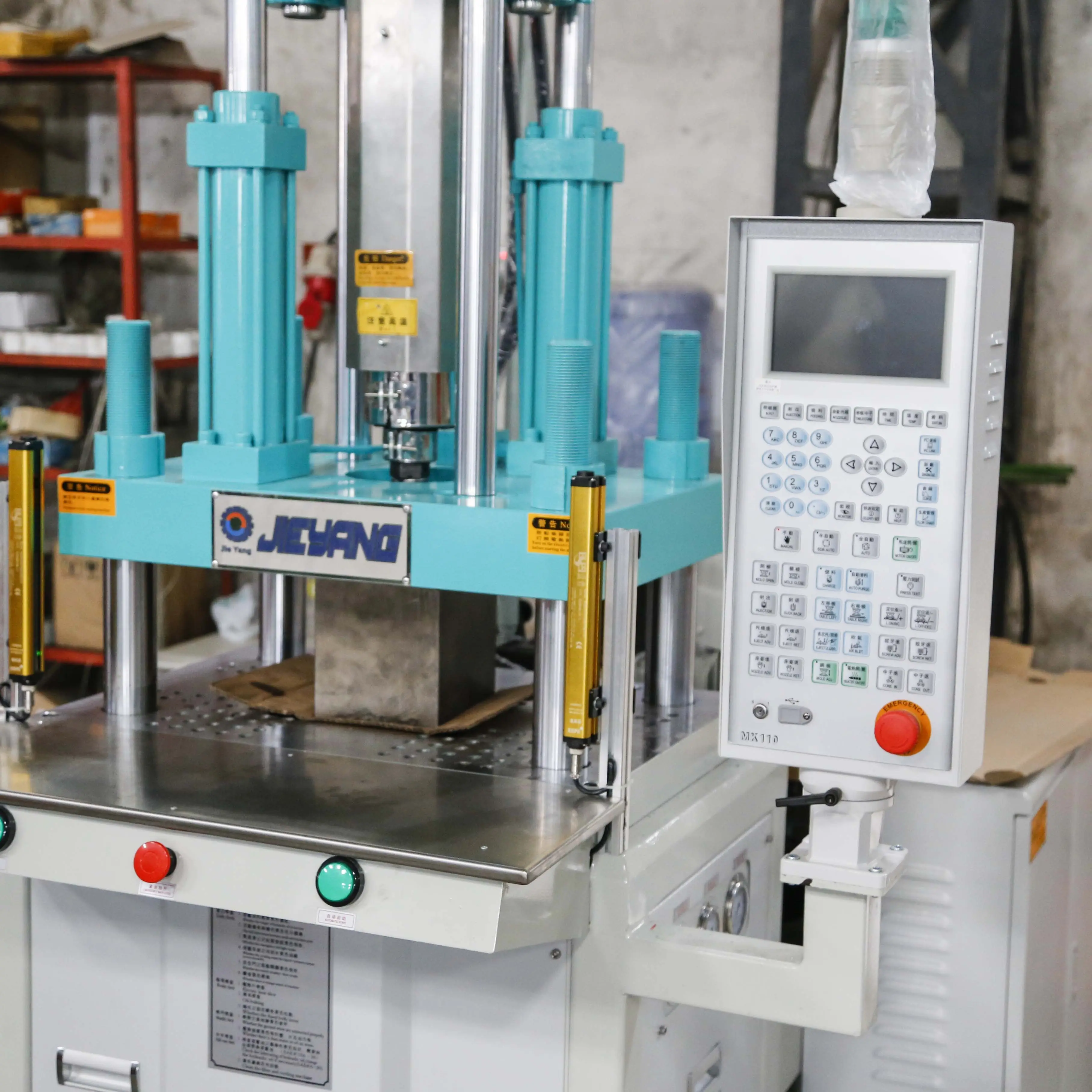 2 ° máquina de molde de injeção de plástico manual, máquina para fazer itália três pinos inserção-controlador-006