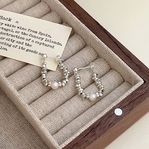 Pendientes de aro de plata de ley S925 con perlas en forma de U para mujer, uso diario, color blanco, poste para la oreja de plata 925 - Product Image 4