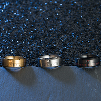 Acier inoxydable 18 carats PVD Plaqué or Décodeur secret Fenêtre Chiffrement Numéro porte-bonheur Anneau rotatif