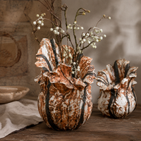 Vas Keramik Karamel dengan Pinggiran Kelopak Berkerut, Glasir Reaktif Bermotif Marmer, Vas Bunga Skulptural untuk Dekorasi Rumah Bergaya Rustic Vintage