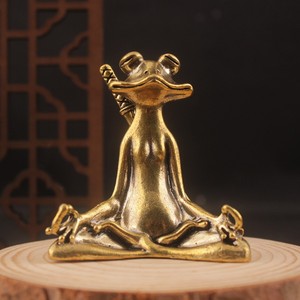 Petite statue rétro en laiton de grenouille maîtresse portant une épée, ornement de bureau porte-bonheur, figurines d'animaux, accessoires de décoration intérieure, cadeaux - Product Image 1