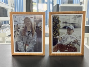 13.3 Inch Wood Grain Electronic <b>Photo</b> <b>Frame</b>, 2.4G Wifi, 5000 Update Times, 36 Months Battery E Ink Factory <b>Digital</b> Picture <b>Frame</b> - Product Image 3