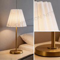 Lampe de table plissée moderne et simple, base dorée, abat-jour en tissu, lampe de chevet, éclairage de bureau nordique, alimentation CA
