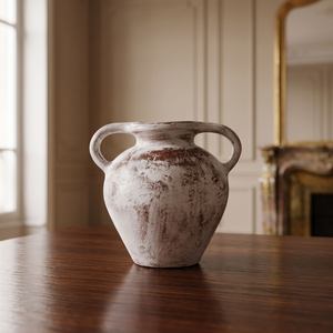 Jarrón de cerámica pintado en blanco antiguo con un elegante asa, que ofrece un encanto rústico para realzar la decoración de tu mesa. - Product Image 2