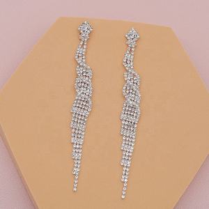 Boucles d'oreilles pendantes tendance en alliage de cuivre avec micro-inserts en strass et pampilles, plaqué argent, style européen et américain, pour femme, soirée et cérémonie - Product Image 4